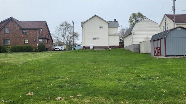 view of yard featuring a storage unit