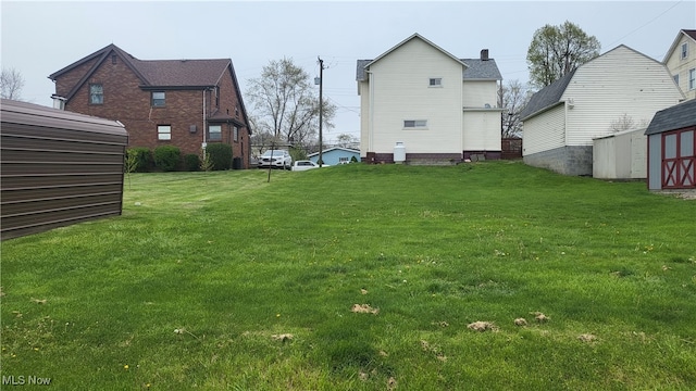 view of yard featuring a storage unit