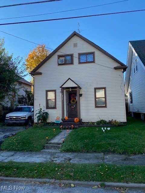 view of front facade featuring a front lawn