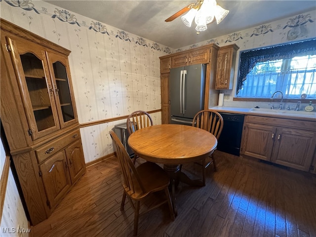 dining room with sink, dark hardwood / wood-style floors, and ceiling fan