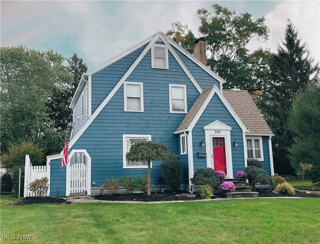 view of front of property featuring a front yard