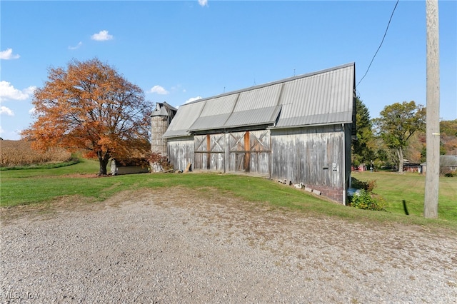 exterior space featuring a lawn