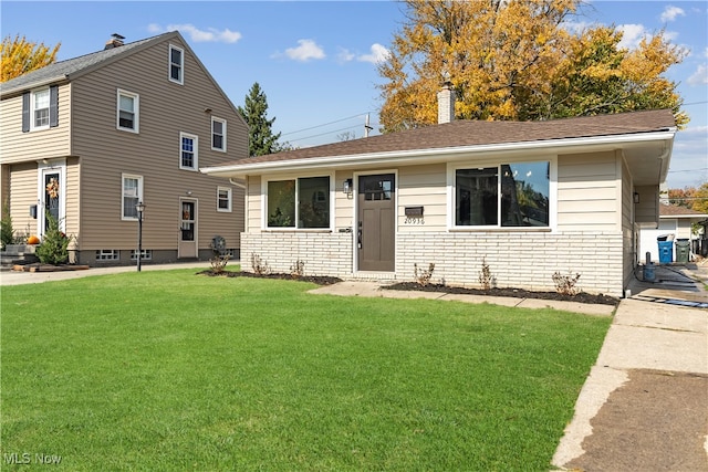 view of front facade featuring a front lawn