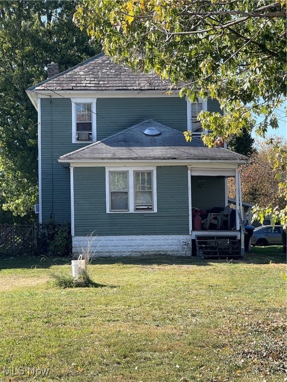 view of front of house featuring a front yard