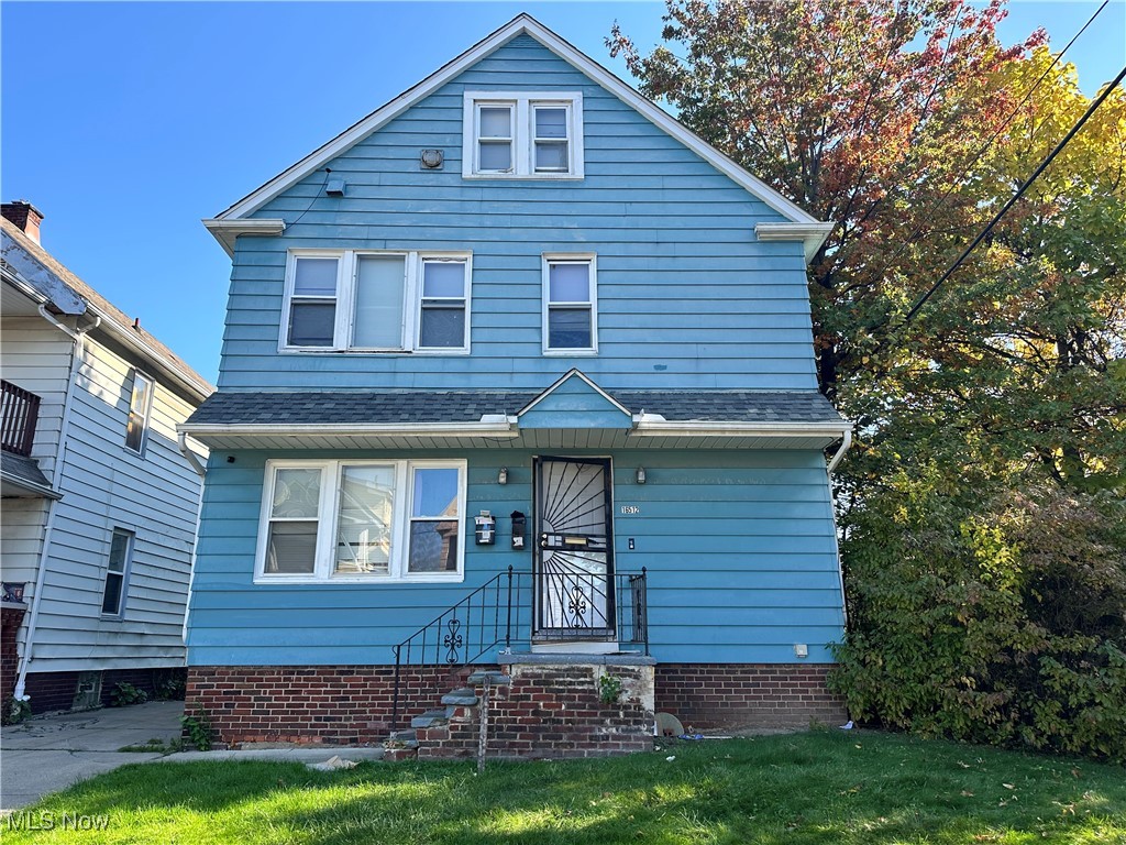 view of front of property featuring a front yard