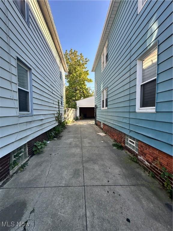 16512 Burnside Ave, Cleveland, OH 44110 - view of side of home