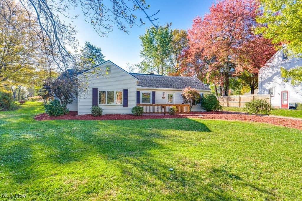 ranch-style house featuring a front yard