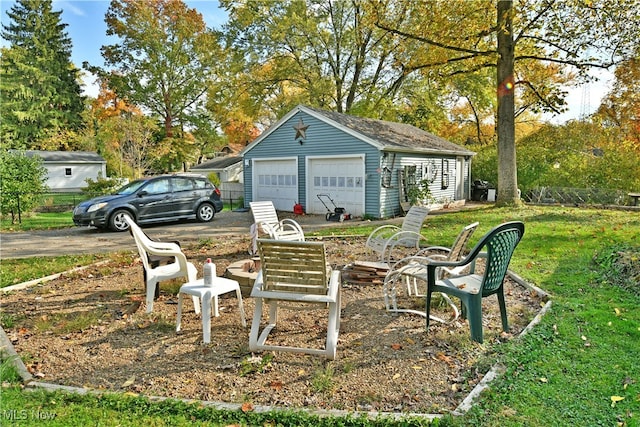 view of yard featuring an outdoor structure and a garage