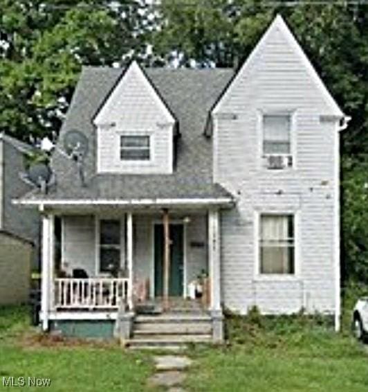 view of front of home featuring a front yard