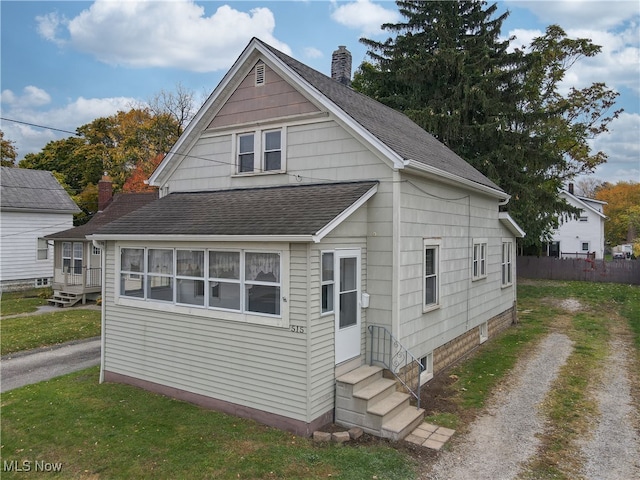 view of front facade featuring a front lawn