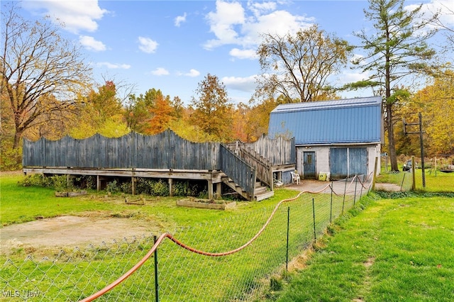 back of house featuring a lawn