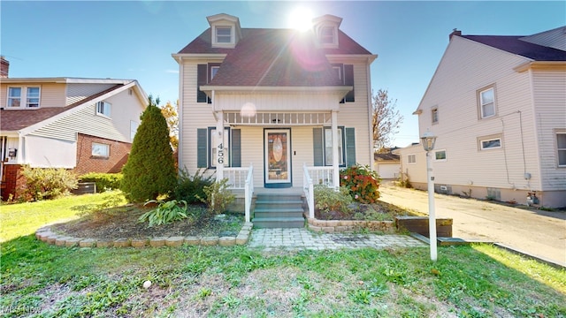 view of front of property featuring a front yard and covered porch