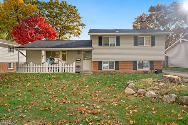 split level home with a front lawn