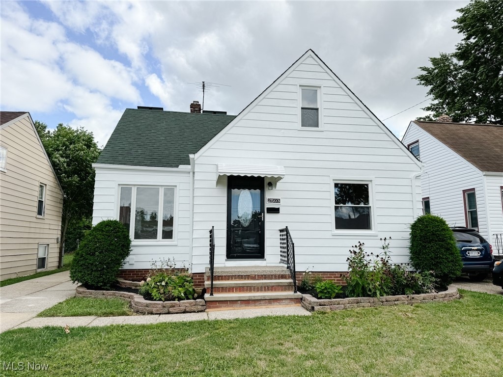 view of front of home featuring a front yard