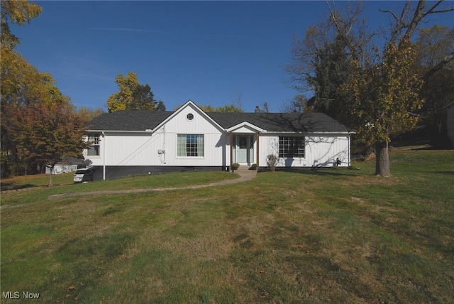 view of front of property featuring a front lawn