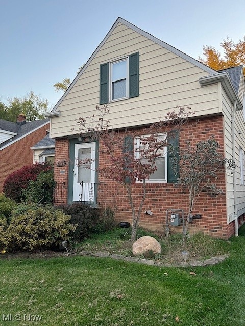 view of front of home featuring a front lawn