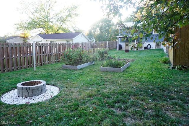 view of yard featuring a fire pit