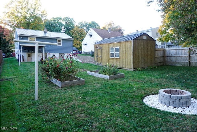 view of yard featuring a storage unit