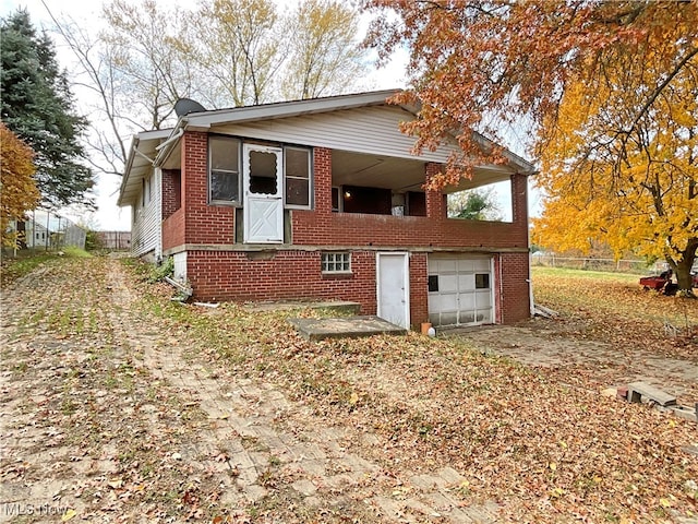 view of front facade featuring a garage