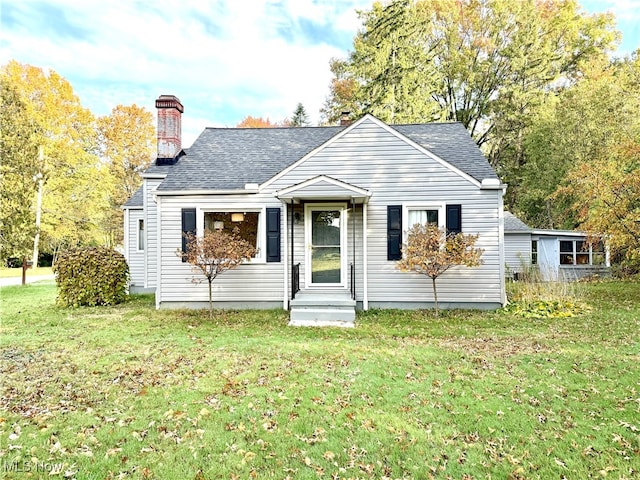 view of front of home featuring a front lawn