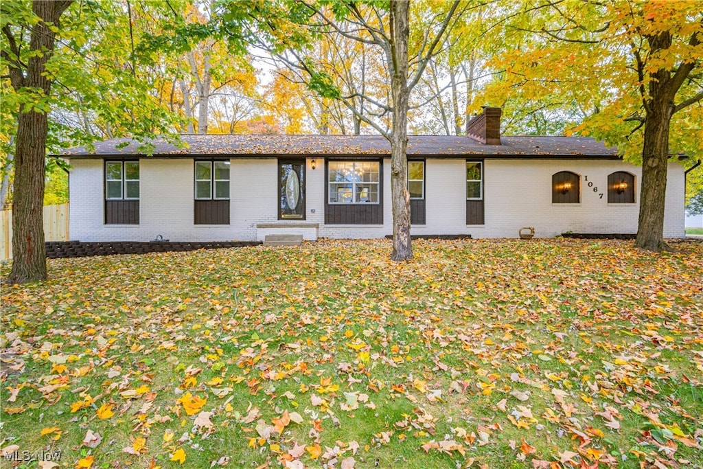 view of front facade with a front lawn