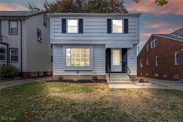 view of front of house featuring a yard