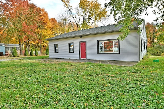 view of front of house featuring a front yard