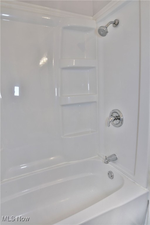 bathroom with tub / shower combination