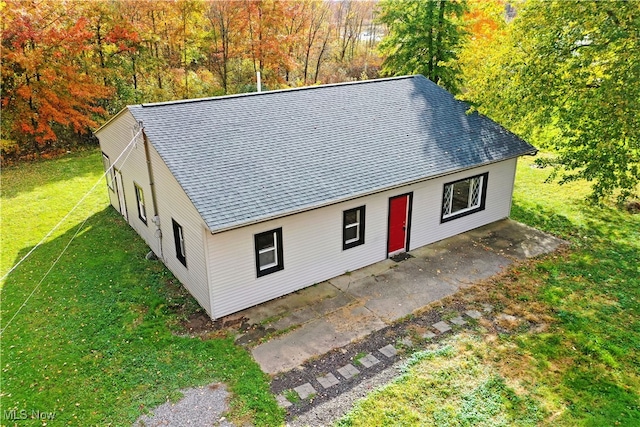 view of front of home featuring a front yard and a patio