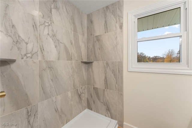 bathroom featuring a tile shower