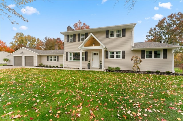 view of front of property featuring a front lawn and a garage