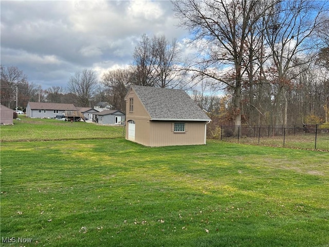 view of yard with an outbuilding