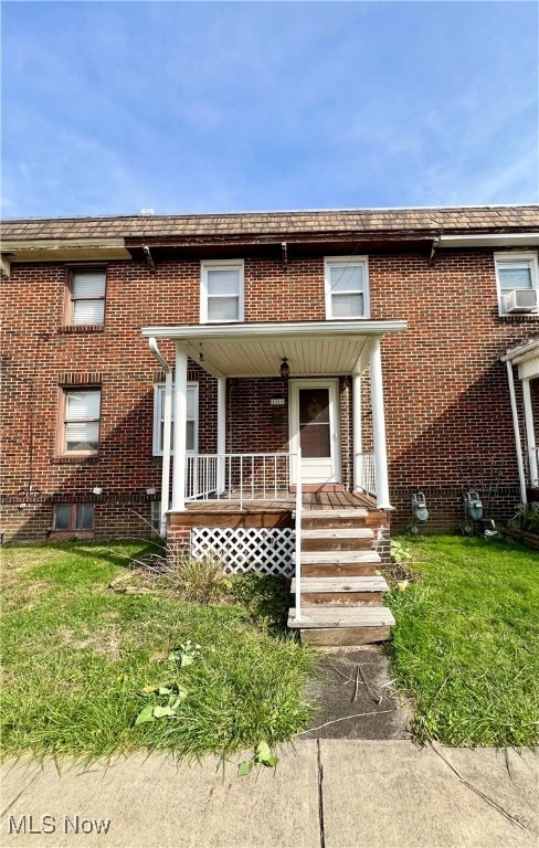 view of front facade featuring a front yard and covered porch