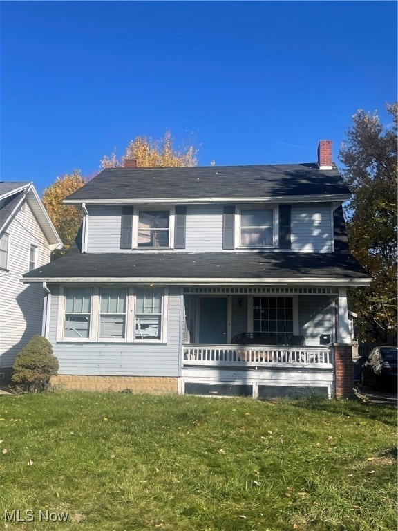 view of front of property featuring a front yard and a porch