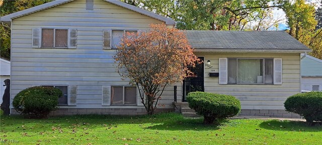 view of front facade featuring a front yard