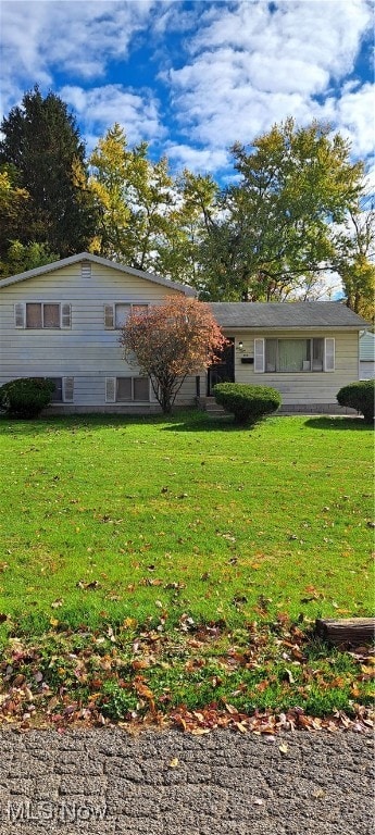 view of front of property with a front yard