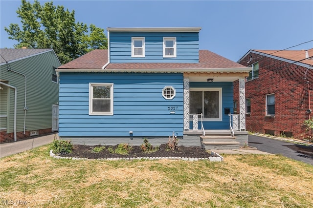 view of front of house featuring a front lawn