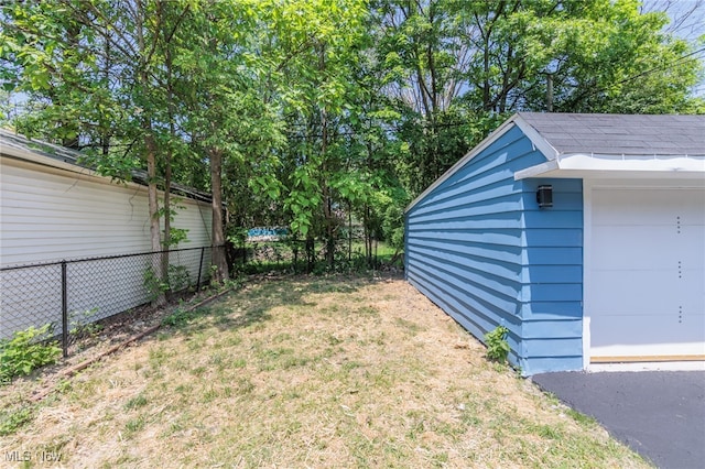 view of yard with a storage unit