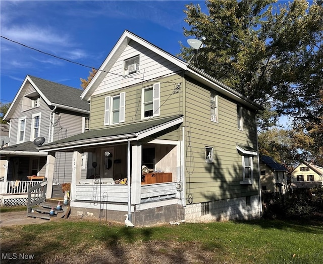 view of front facade featuring a front lawn and covered porch