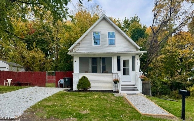 bungalow featuring a front lawn