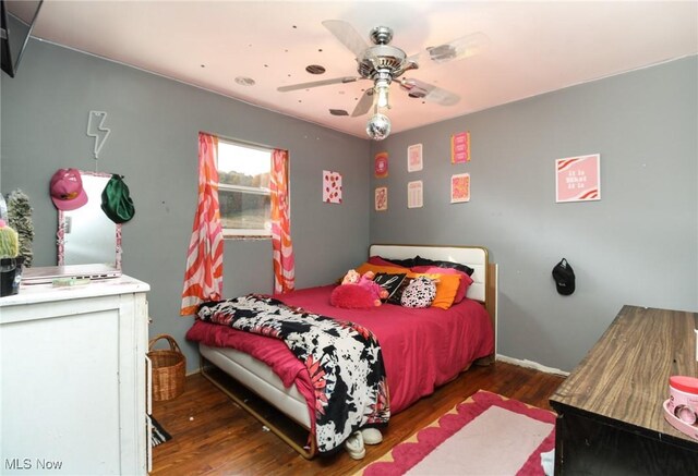 bedroom with dark wood-type flooring and ceiling fan