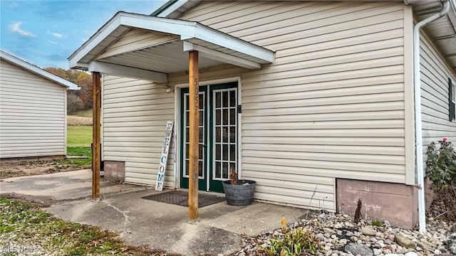 property entrance featuring a patio area