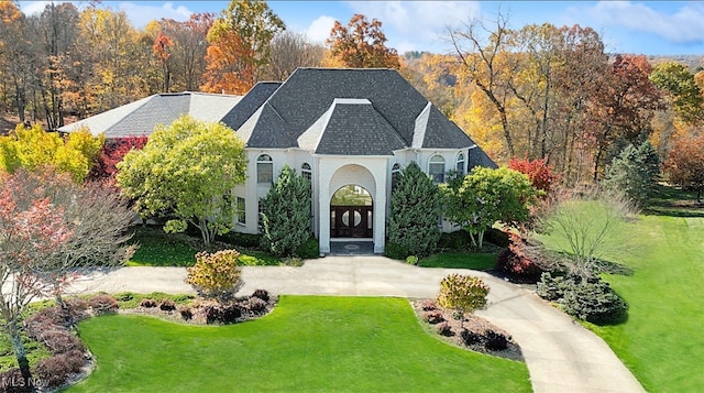 view of front of house featuring a front yard