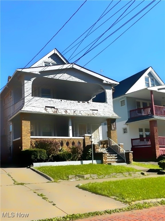 view of front of house with a front lawn