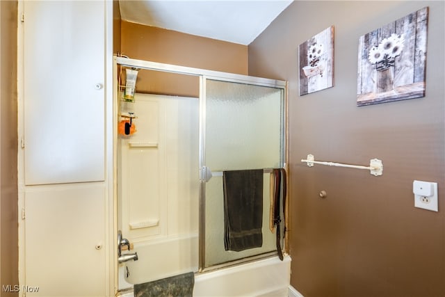 bathroom with enclosed tub / shower combo