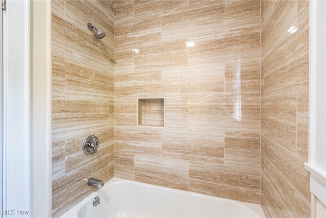 bathroom featuring tiled shower / bath