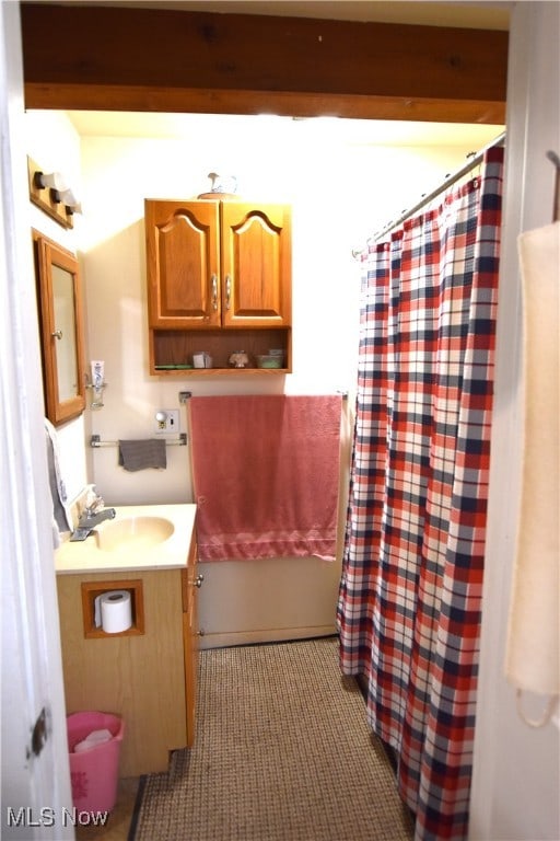 bathroom featuring a shower with shower curtain and vanity