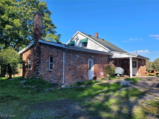 view of front of property with a front yard