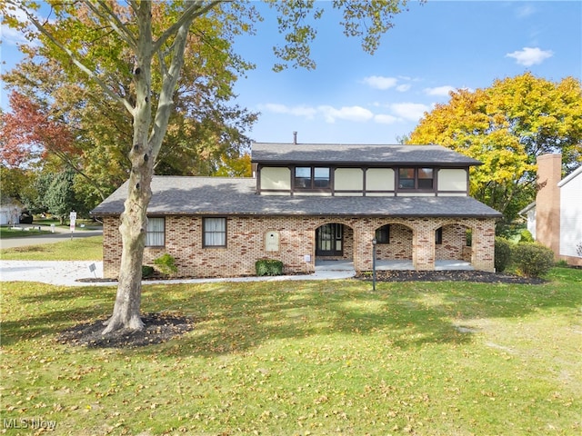 view of front of property with a front yard