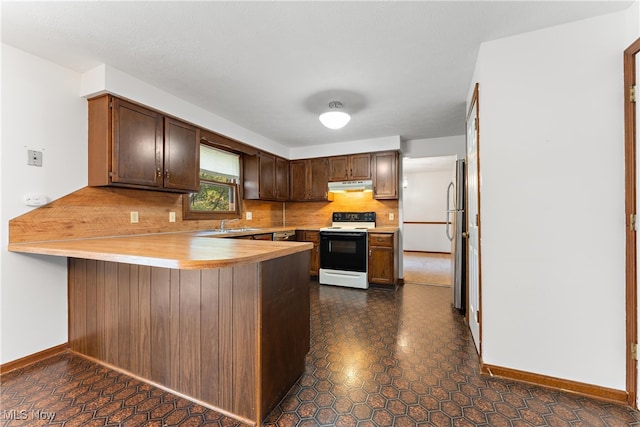 kitchen with tasteful backsplash, sink, white electric stove, kitchen peninsula, and stainless steel refrigerator